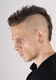 Cresta rapada. Se ve un hombre con los laterales rapados, la zona superior el cabello está cortado en cresta.