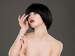 Corte compacto redondeado. Se ve una mujer con el cabello muy oscuro y la piel muy clara. Lleva el cabello cortado de forma compacta redondeada.