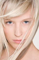 Se ve una mujer de cabello rubio, con el cabello desfilado.