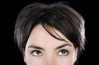 Se ve una imagen de la zona superior del rostro de una mujer.
