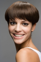 Se ve una mujer mirando al frente con el cabello corto, la zona frontal y patillas, se han cortado en caída natural. La nuca se deduce corta y escalada.