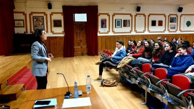 A miña experiencia na universidade
Carmen Jorge Díaz
Premio extraordinario de bacharelato
Medalla de Bronce na fase nacional da Olimpiada de Física e Química (2014)
Grao en Física pola USC
Beca da fundación Barrié de la Maza para realizar Máster en Física Teórica na Universidade de Cambridge
21/03/2019
