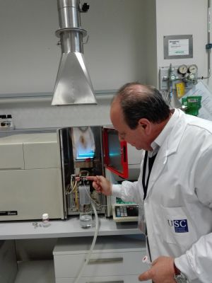 Prácticas de Espectroscopía de Absorción Atómica
Medida de Cobre en augas mediante a técnica de Espectroscopía de Absorción Atómica con Chama.
Preparación de patróns de calibrado e posterior medida dos patróns e das mostras.
Profesor: Carlos Herrero Latorre
20/02/2019
