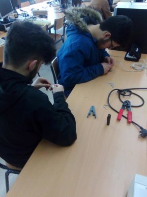 Novo taller de informática no IES
Alumnado de segundo de FP Básica no módulo de Redes.
