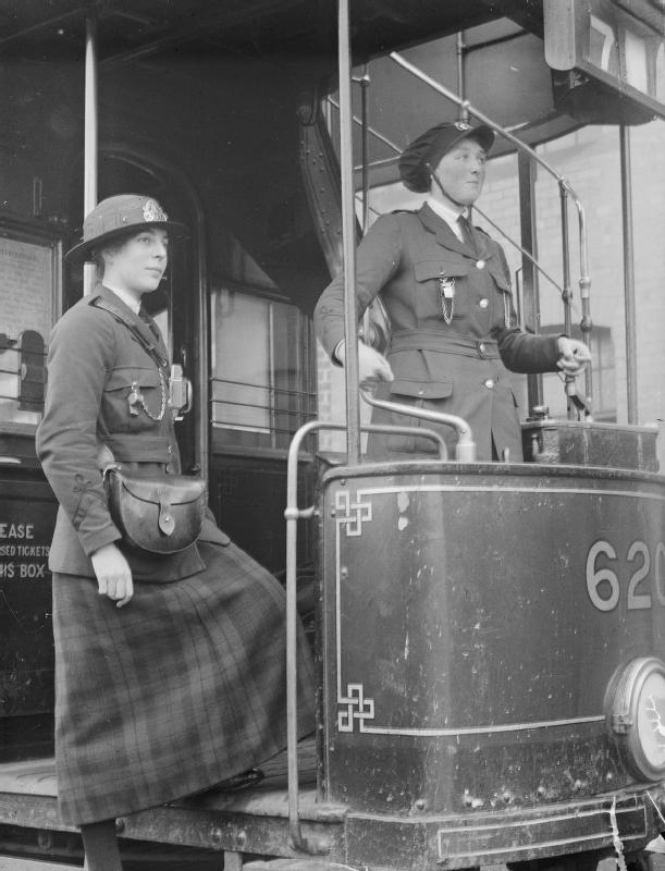 Mulleres conducindo un tranvía durante a Gran Guerra
