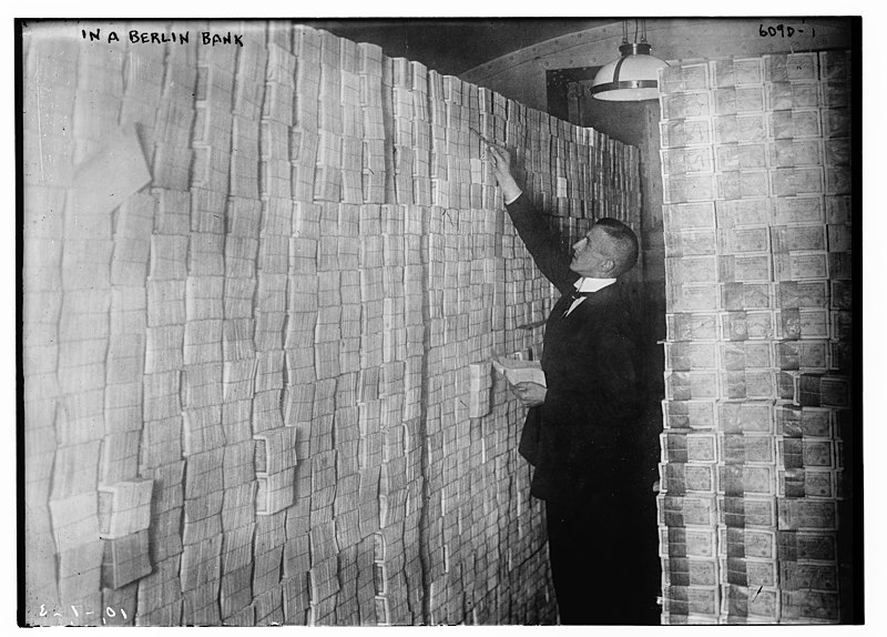 Traballador dun banco de Berlín en 1923