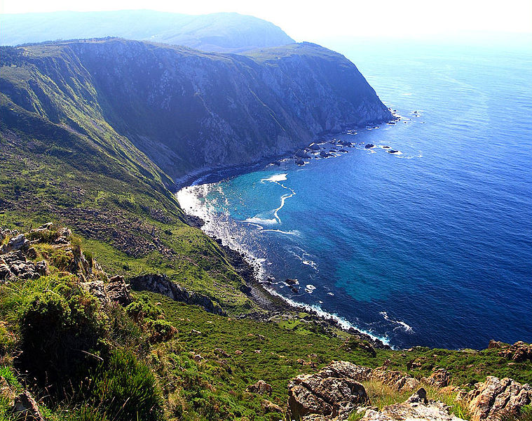 Imaxe dunha costa escarpada