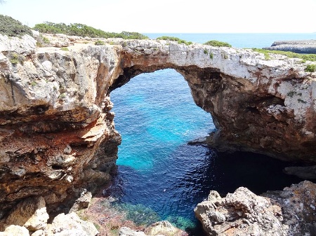 Forma xerada pola acción da erosión mariña