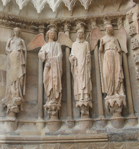 Estatuas columna da fachada da catedral de Reims, Francia