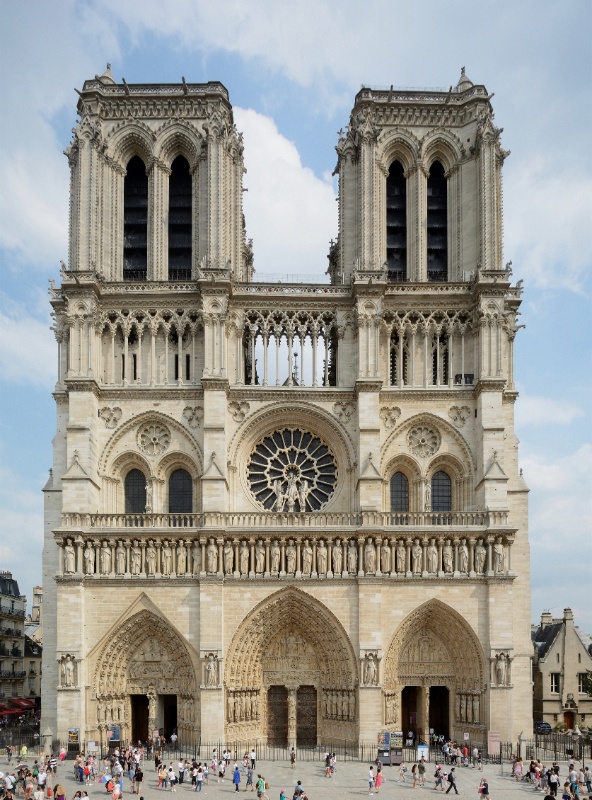 Fachada de Notre Dame de París, Francia
