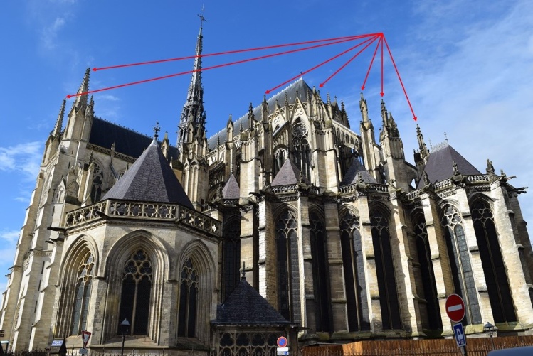 Pináculos na catedral de Amiens, Francia