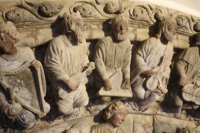 Músicos afinando no Pórtico da Gloria