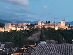 Fotografía da Vista xeral nocturna da Alhamba dende o mirador de San Nicolás