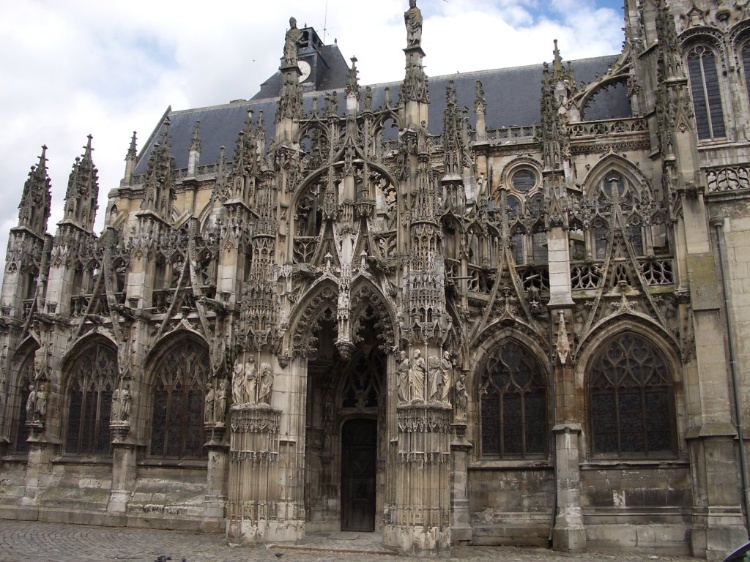 Fotografía da Fachada sur da igrexa de Notre Dame de Louviers, Francia