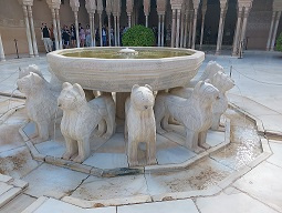 Fotografía da fonte do Patio dos leóns da Alhambra de Granada