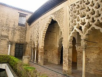 Patio interior con detalle dos arcos Reais Alcázares