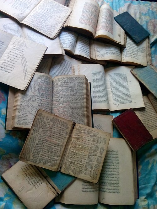 Un montón de manuscritos do século deza oito espallados polo chan.