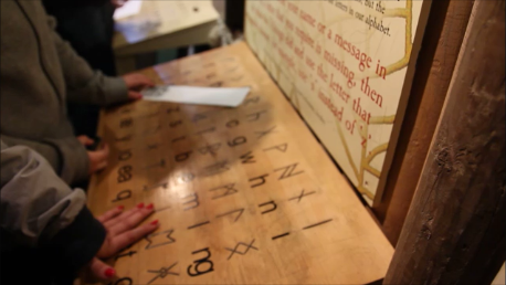 Escribindo coas runas vikingas no museo Dublinia
