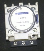 Imagen donde se puede ver un relé temporizador, en concreto un relé temporizador con retardo a la conexión (On Delay)