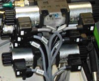 Imagen donde aparecen unas cuantas electroválvulas y con el accionamiento eléctrico por lo que se ven unos cuantos cables que son los que alimentan las bobinas para accionar las electroválvulas