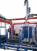 Imagen de un pórtico despatelizador portamangueras de Gaindu S.L., donde se ven el pórtico y las piezas a transportar