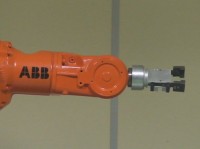 Imagen donde se ve una pinza que funciona con tecnología neumática en la muñeca del robot