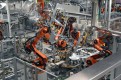 Imagen donde se ven varios robots trabajando en el montaje de un coche de la planta de BMW en Munich.