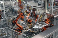  Imagen donde se ven varios robots trabajando en el montaje de un coche de la planta de BMW en Munich.