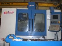 Imagen de un centro de mecanizado de color blanco y azul, donde se ve el panel de mandos a la derecha de la imagen