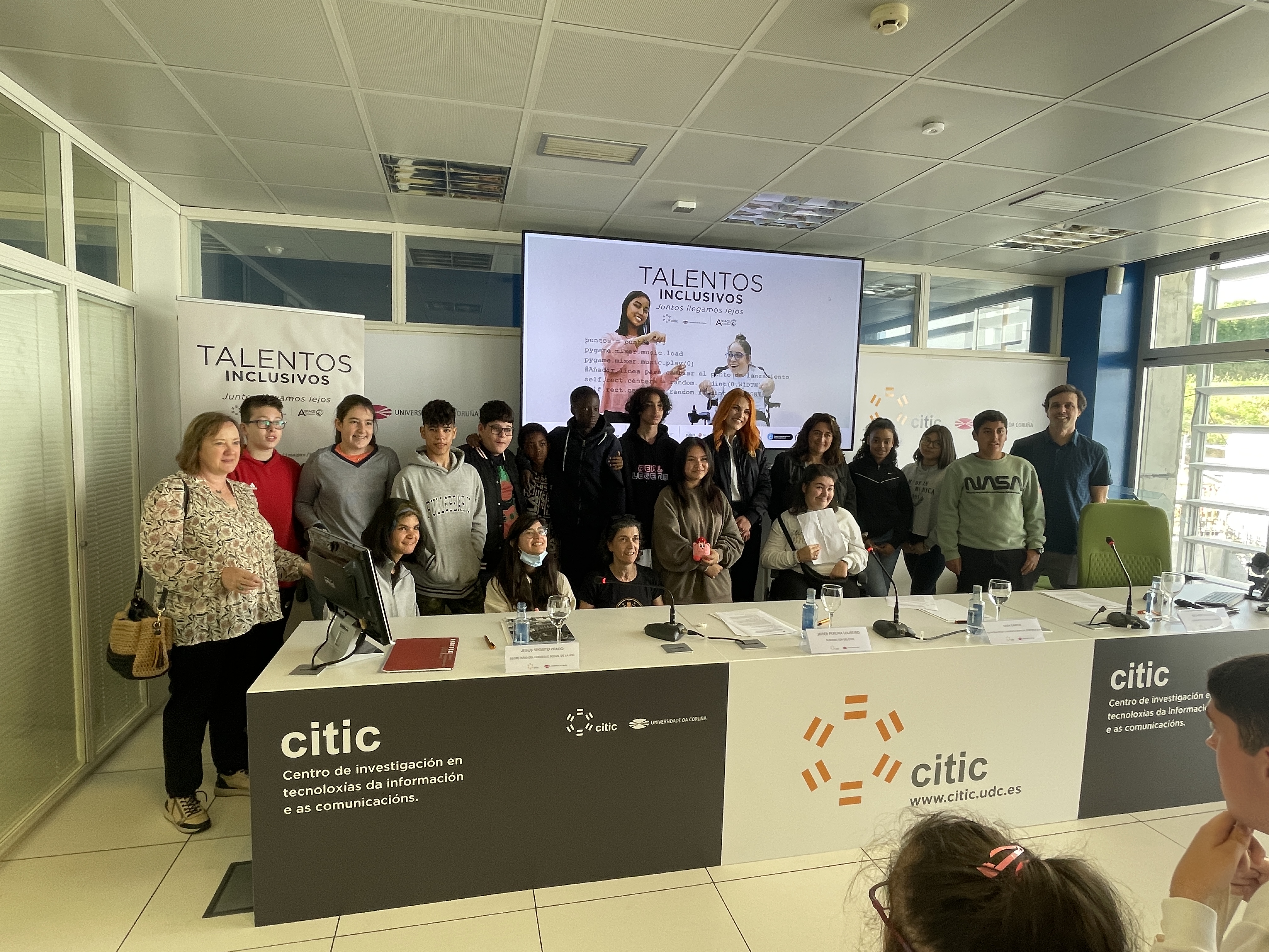 Grupo de alumnos con AstroSara