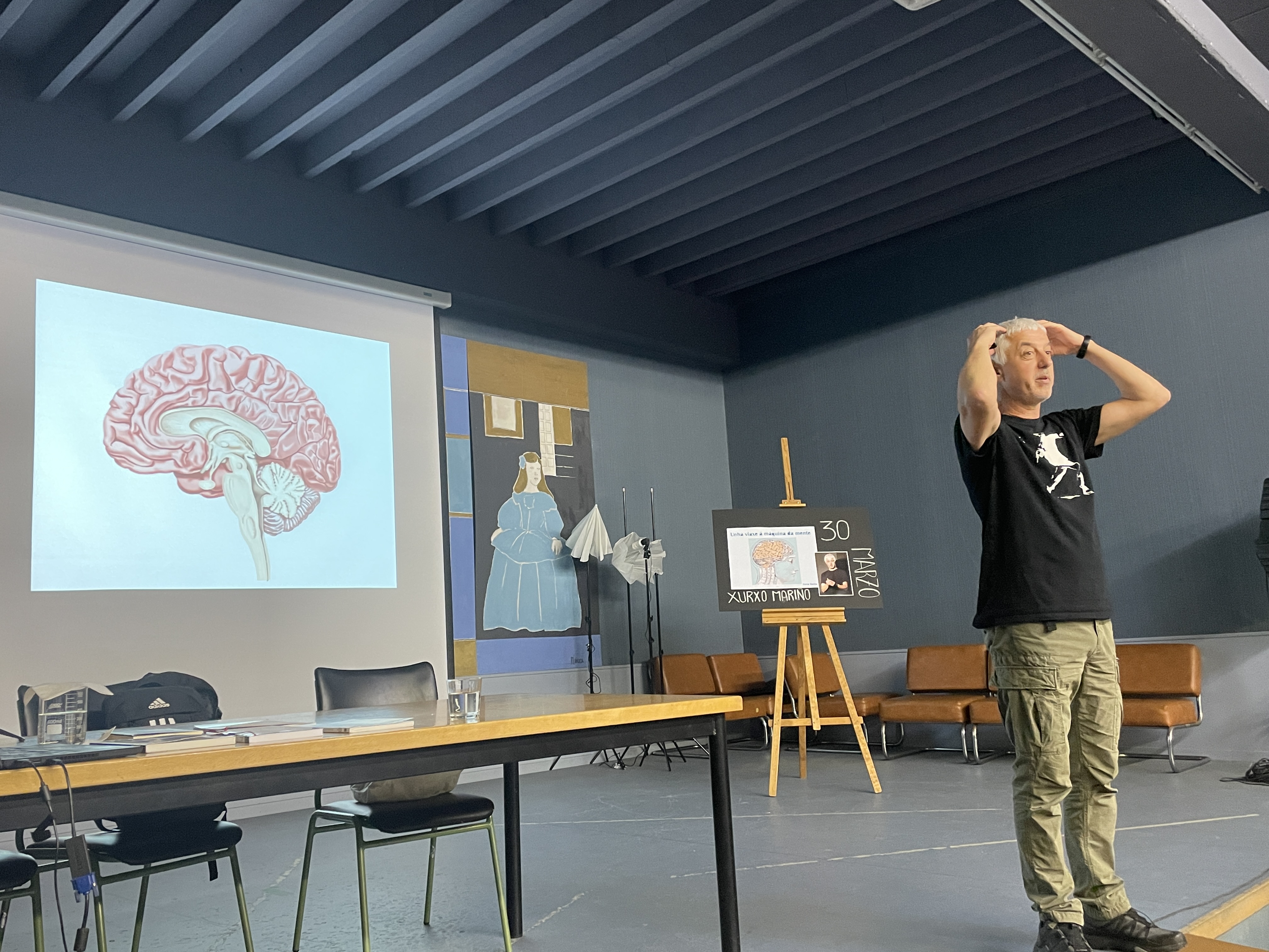 Xurxo en conferencia sinalando o encéfalo