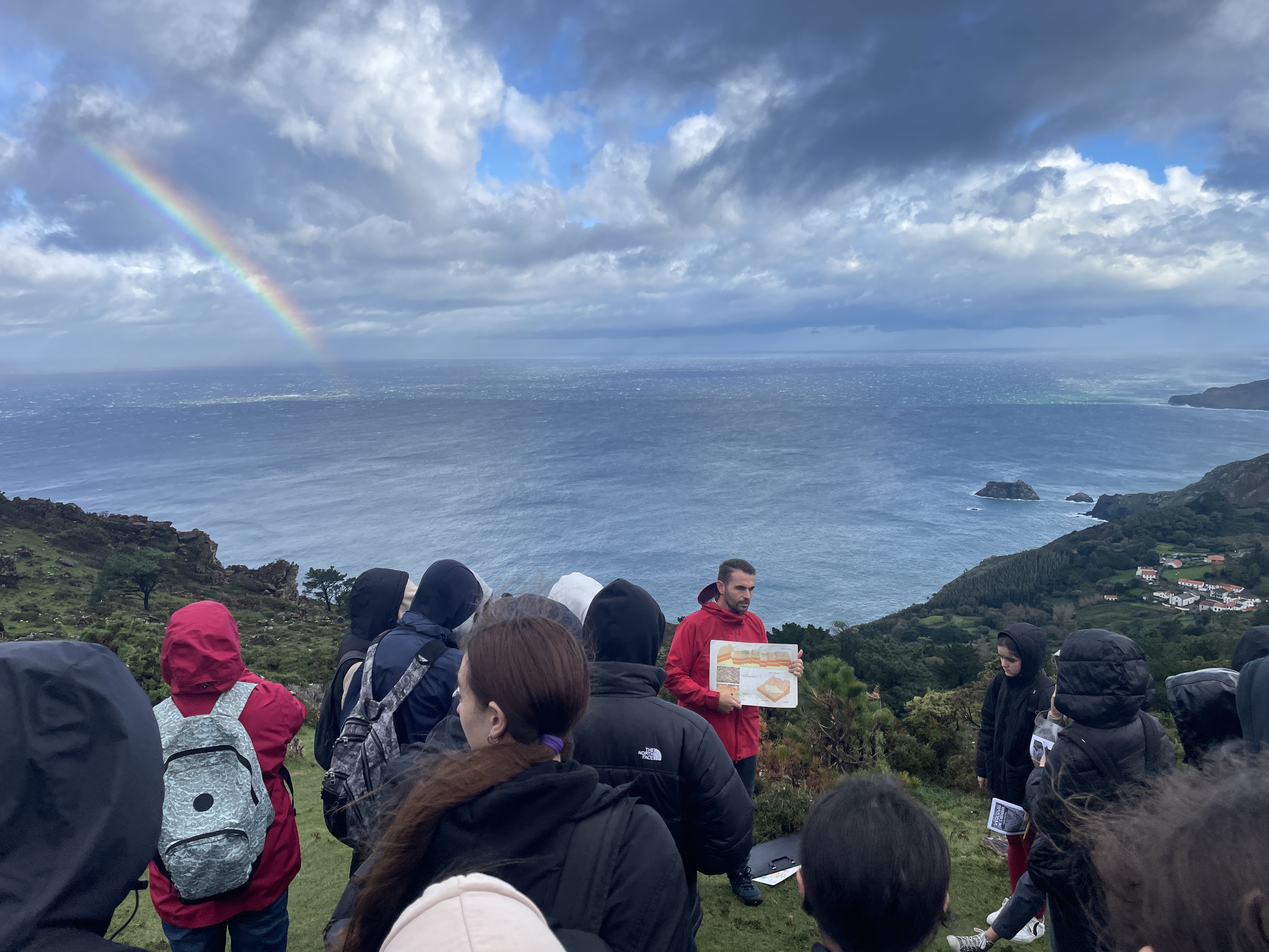 Grupo de alumnos con Fran Canosa ao bortde dos cantís