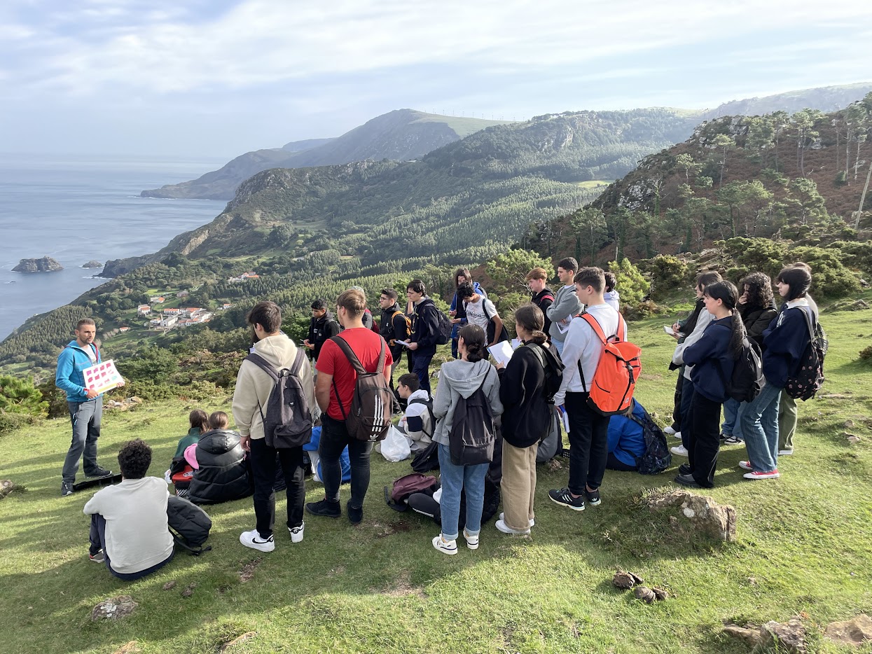 Grupo de alumnos en Santo Andrea de Teixido 