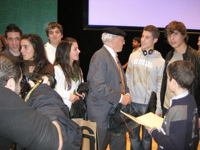 Sir Attenborouhg con alumnos 