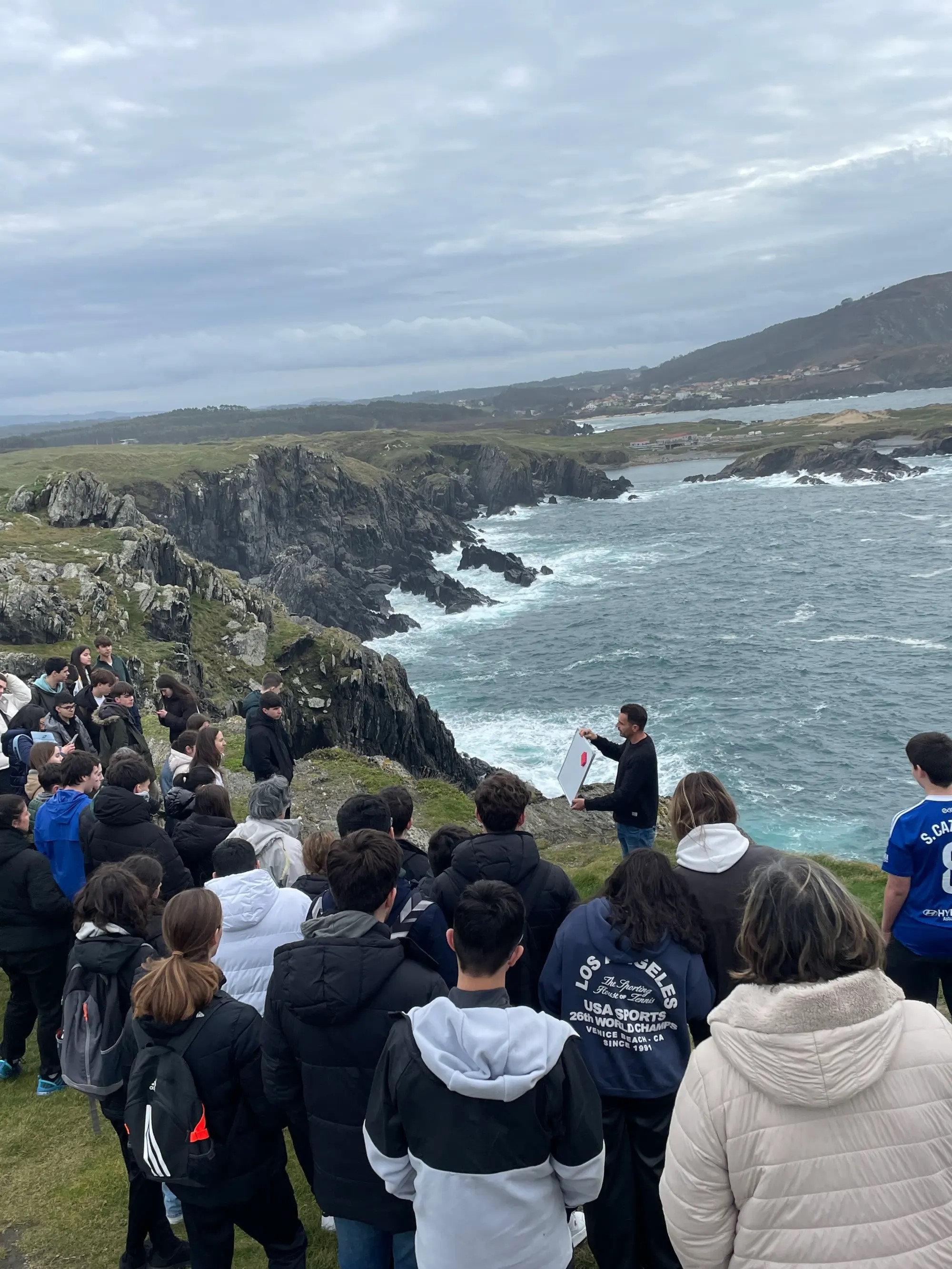 Fran no acantilado de punta Frouxeira explicando ao grupo.