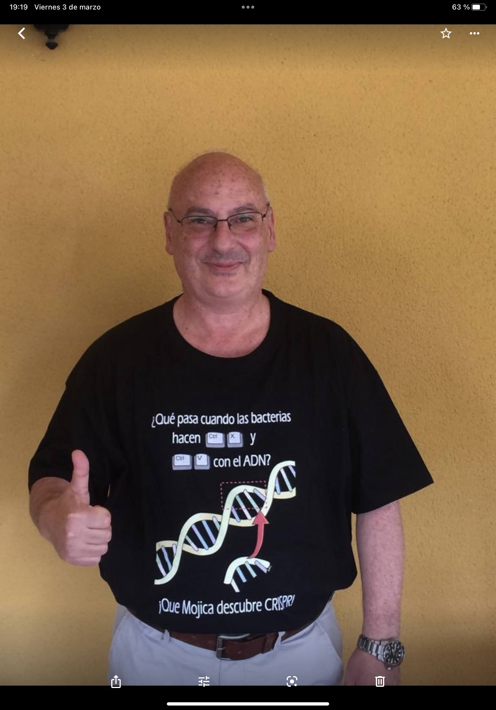 Francis Mojica con camiseta IES Rafael Dieste 