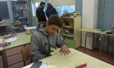 Jesús facendo o tangram
