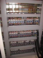 Imagen de un armario que contiene un sistema de lógica cableada con relés.