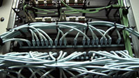Conexiones de cables UTP con conectores RJ45 en unRack de conexiones.