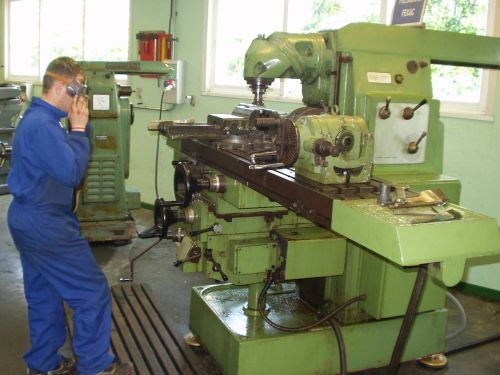 Alumno traballando na fresadora de producción
