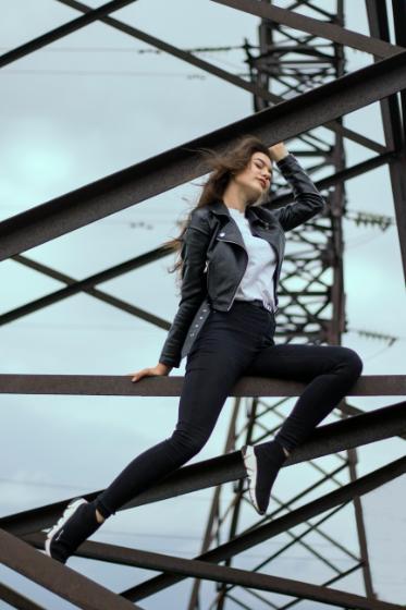 Muller no alto dunha torre de alta tensión