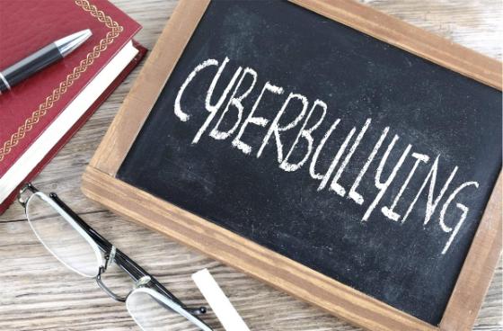Pizarra co texto "Cyberbullying"