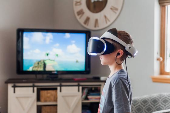 Niño Con Gafas De Realidad Virtual